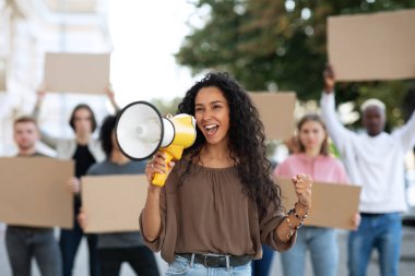 Çok ırklı protestocular ellerinde megafon ve pankartlarla sokağa saldırıyor.