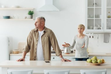 Evde kavga, çığlıklar, öfkeli çiftler, aile sorunları ve 19. Kapatma sırasında yaşanan skandal.