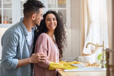 Bulaşık yıkarken Arkasından Karısını Saran Arap Kocasını Sevmek