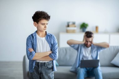 Ev sorununda çalış. Öfkeli baba dizüstü bilgisayarla uğraşırken çapraz ellerle babayı gücendirdi.