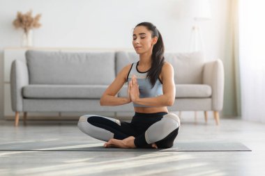 Milenyum kadını yoga yapıyor, sağlıklı bir yaşam tarzı var.