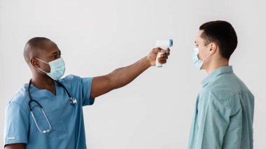 Covid-19 salgınındaki klinikte sağlık, aşı ve aşılama nüfusu, ziyaretçi denetimden geçmeli