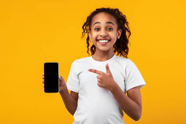 Siyah kız boş akıllı telefon ekranı gösteriyor ve işaret ediyor