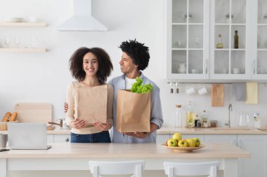 Bakkal alışverişi ve yemek pişirme, kendini soyutlama sırasında.