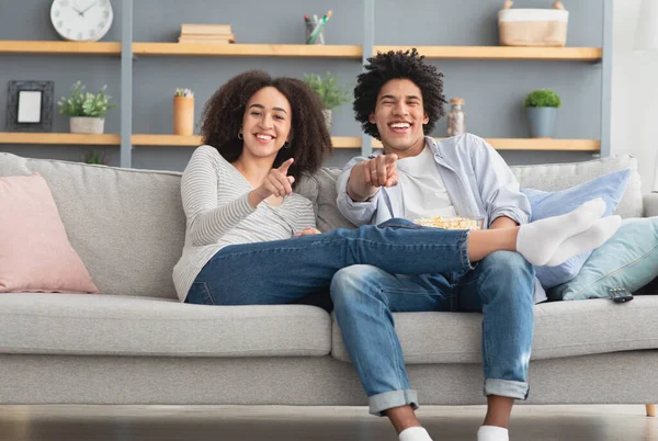 Covid-19 'da kendini izole ederken evde birlikte eğlenmek ve favori film