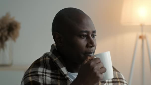 Homem negro doente bebendo chá quente tendo febre em casa — Vídeo de Stock