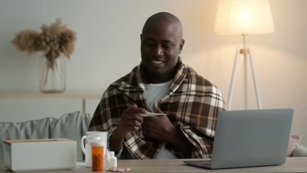 Happy African Man Holding Thermometer Temperatuur meten na herstel Indoor — Stockvideo