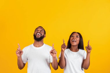 Gülümseyen siyah çift bedava fotokopi alanını gösteriyor.