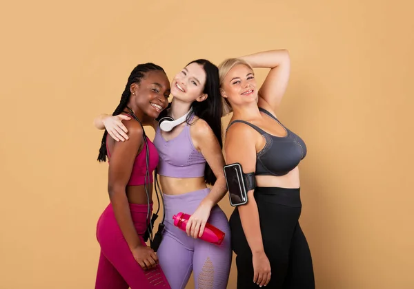 Concepto de diversidad. Grupo de mujeres multi étnicas felices posando juntas en ropa deportiva —  Fotos de Stock