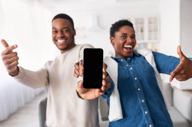 Model için boş akıllı telefon ekranı gösteren siyah çift