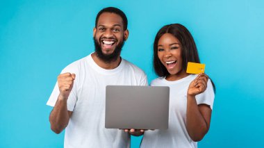 Bilgisayar ve kredi kartı kullanan siyahi aile evet diyor.