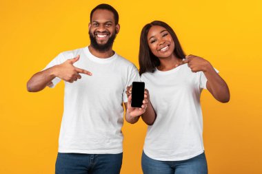 Model için boş akıllı telefon ekranı gösteren siyah çift