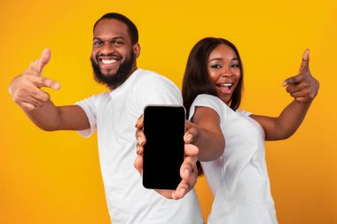 Siyah çift boş cep telefonu ekranını gösteriyor.