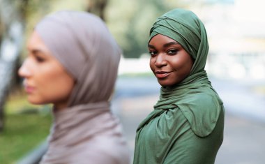 Başörtüsü Giyen İki Farklı Müslüman Kadın Açık havada Duruyor