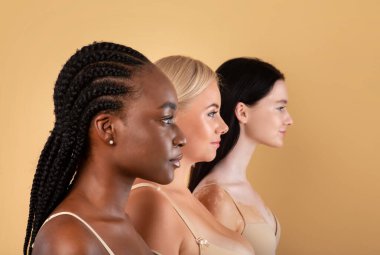 Üç Güzel Vücut Fotoğrafı Bej Arkaplan Üzerinde Pozitif Çok Irklı Kadın