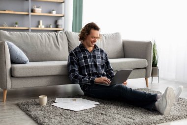 Mutlu Serbest Çalışan Adam Evde Oturarak Bilgisayarı Çalıştırıyor