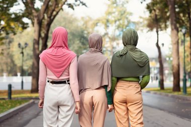 Park 'ta Yürüyen Üç Modern Müslüman Kadın