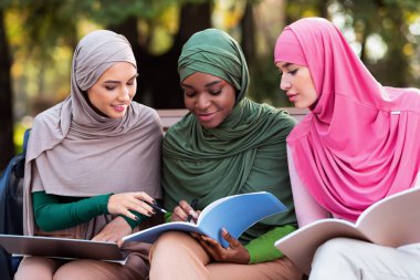 Park 'ta Birlikte Oturarak Öğrenen Üç Mutlu Müslüman Öğrenci