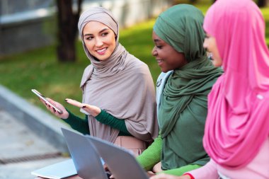 Dışarıda Öğrenen Arkadaşlara Mobil Uygulama Öneren Müslüman Bayan Öğrenci