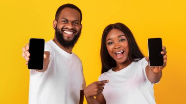 Siyah çift boş cep telefonu ekranlarını gösteriyor.