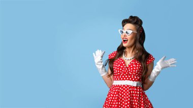 İnanılmaz bir haber. Heyecanlı, havalı retro elbiseli kadın mavi arka planda yaşadığı şoku ifade ediyor.