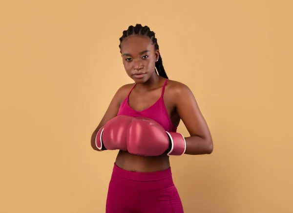Занятия самообороны. Портрет молодой спортивной чёрной женщины в боксёрских перчатках — стоковое фото