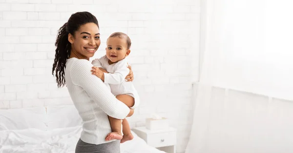 Jovem mãe negra segurando bebê criança posando em pé dentro de casa, Panorama — Fotografia de Stock