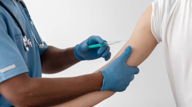 Tıbbi personel, Coronavirus covid-19 bağışıklık kazanmak için kol kasına enjeksiyon yapıyor.