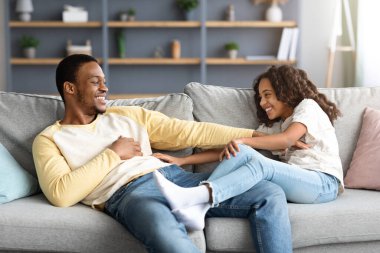 Siyah babayı ve kızı sevmek birbirlerini gıdıklamak