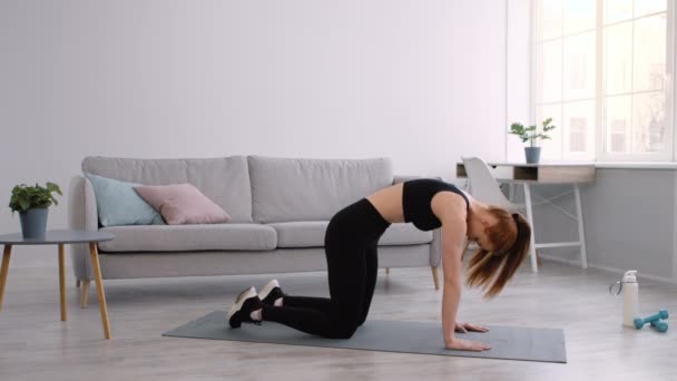 Deportiva mujer haciendo backbends de pie a cuatro patas formación en casa — Vídeos de Stock