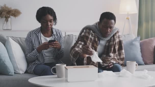 Wanita muda afrika menelepon ke dokter dengan ponsel, berkonsultasi tentang pacarnya yang sakit — Stok Video