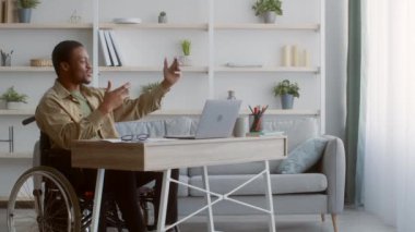 Tekerlekli sandalyede oturan akıllı telefondan engelli adam videosu.