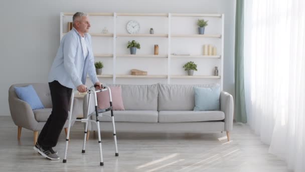 Senior Man uczący się chodzić z niepełnosprawnością Walking Frame Indoors — Wideo stockowe