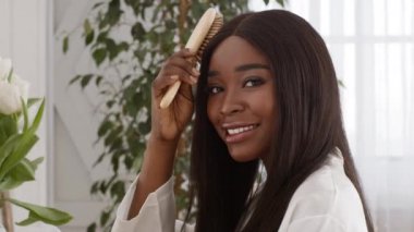 Gülümseyen Siyahi Kadın Düz Saçlarını İçerde Fırçayla Tarıyor