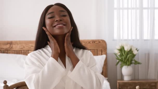 Afrikalı Kadın Masaj Yüzü ve Boyun Evdeki Yatak Odasında — Stok video