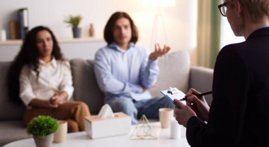 Psikoterapist ile aile danışmanlığı sırasında duygusal evli çiftler kişisel sorunlar ve iddialar hakkında konuşuyorlar.