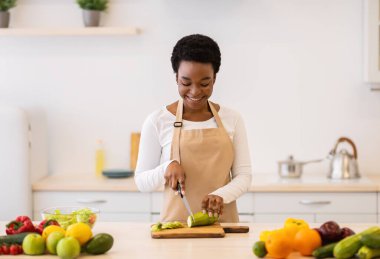 Mutfakta Kabak Kesen Olumlu Afrikalı Kadın Sebze Yemeği