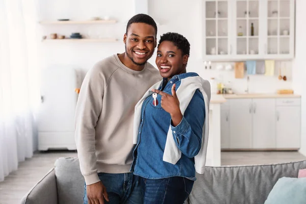 Felice coppia nera che mostra le chiavi del loro nuovo appartamento — Foto Stock