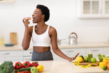 Mutfakta Aldatan Kadın Yemek Yiyen Donut Pozu