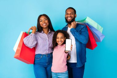 Alışverişe. Siyah aile model için boş akıllı telefon ekranı gösteriyor