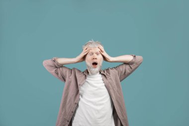 Şok edici bir teklif. Şaşırmış albino adam mavi stüdyo arka planında OMG diye bağırıyor, inanılmaz habere, satışa, indirime inanamıyorum.