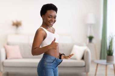 Sıska siyahi kadın, iç mekan gibi ince hareketler yapıyor.