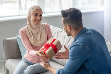 Sevgi dolu bir eş kocasını evlilik yıldönümüyle selamlıyor.