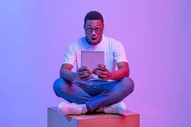 Sayısal Tablet 'le oturan Afrikalı Öğrenci Ekrana Bakıyor