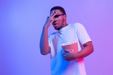 Korku Filmi. Üç boyutlu gözlüklü, korku filmi izleyen heyecanlı siyah adam.