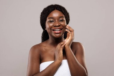 Yumuşak dokunuş. Temiz, pürüzsüz tenli, neşeli, güzel siyah kadın portresi