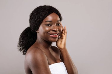 Havluya sarılı Kusursuz Cilt Pozisyonuyla Çekici Afrikalı Kadın Portresi