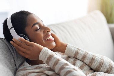 Rahatlama zamanı. Kablosuz Kulaklıklı Genç Olumlu Siyah Kadın Müzik Dinliyor