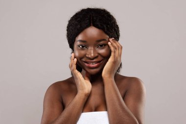 Güzellik Konsepti. Çekici Afro-Amerikan Kadın Çıplak Makyaj Dokunma Yüzlü