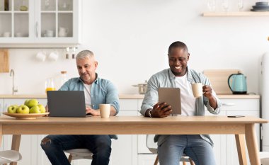 Covid-19 karantinası sırasında evden uzakta çalışmak ve internette sörf yapmak.